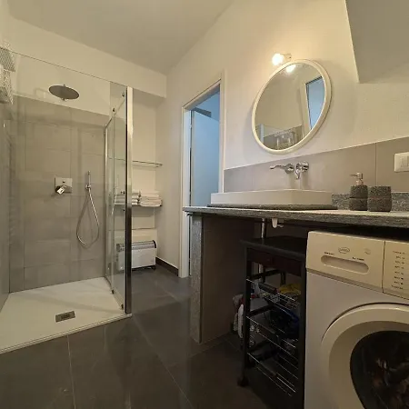 Tower House In A Medieval Village דרביו