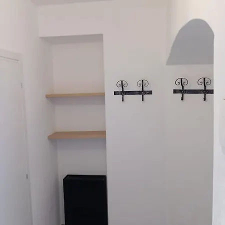 Tower House In A Medieval Village * דרביו