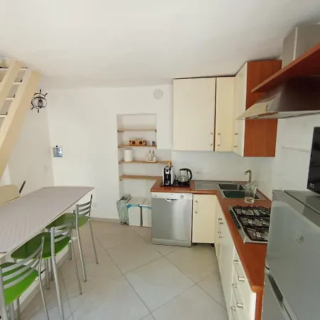 בית נופש Tower House In A Medieval Village